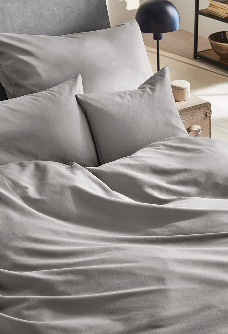 MAKO-SATIN KISSENBEZUG AUS 100% BAUMWOLLE | FARBE GRAPHIT| 80 X 80 CM